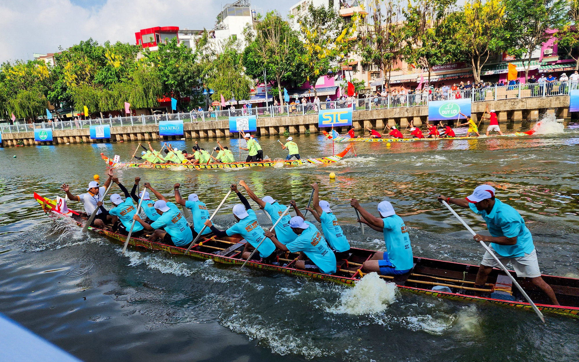 Đua ghe ngo ở TP.HCM: Người dân cổ vũ náo nhiệt bên bờ kênh Nhiêu Lộc - Ảnh 12.
