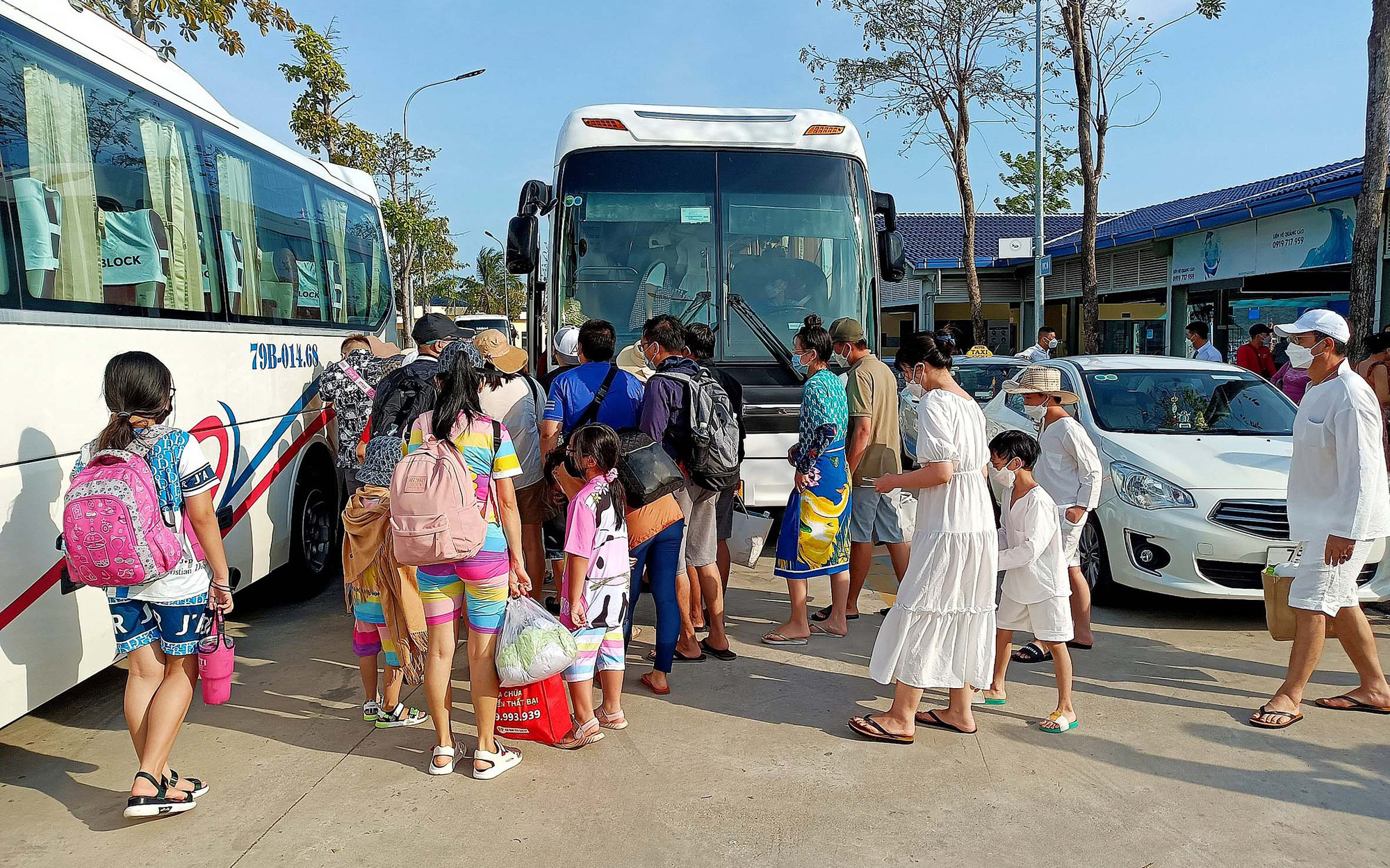 Hàng không "làm khó" du lịch bởi giá vé máy bay