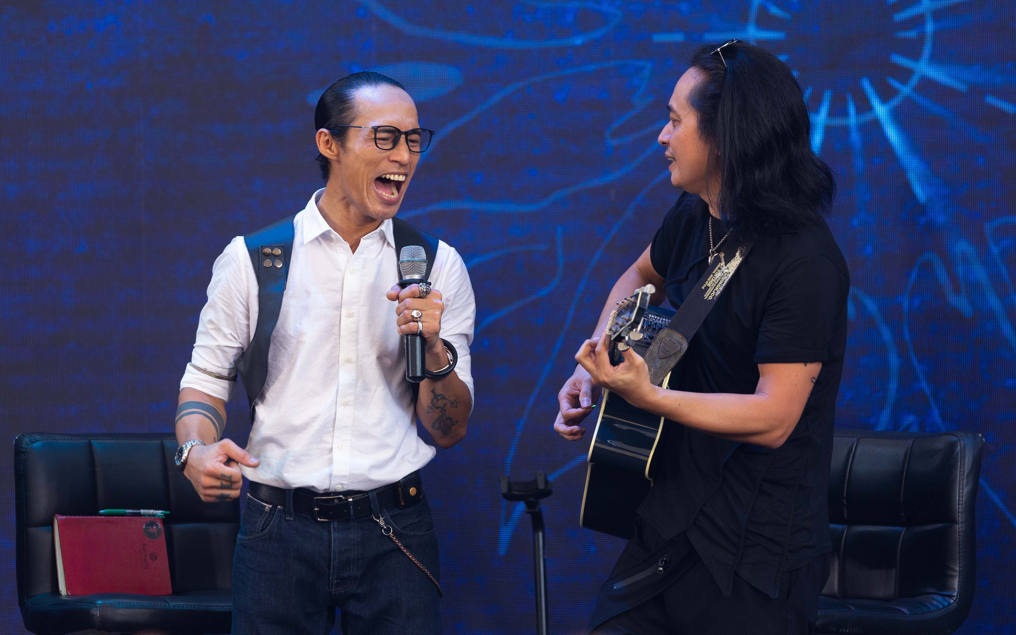 Bức Tường và khán giả của mình chung tình yêu thuần khiết rock- Ảnh 2. Bức Tường: Để hôm qua sau lưng...