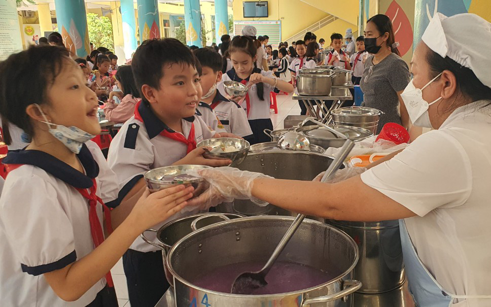 TP.HCM khảo sát hài lòng của học sinh về bữa ăn bán trú