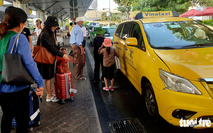 Hành khách đi taxi sân bay Tân Sơn Nhất