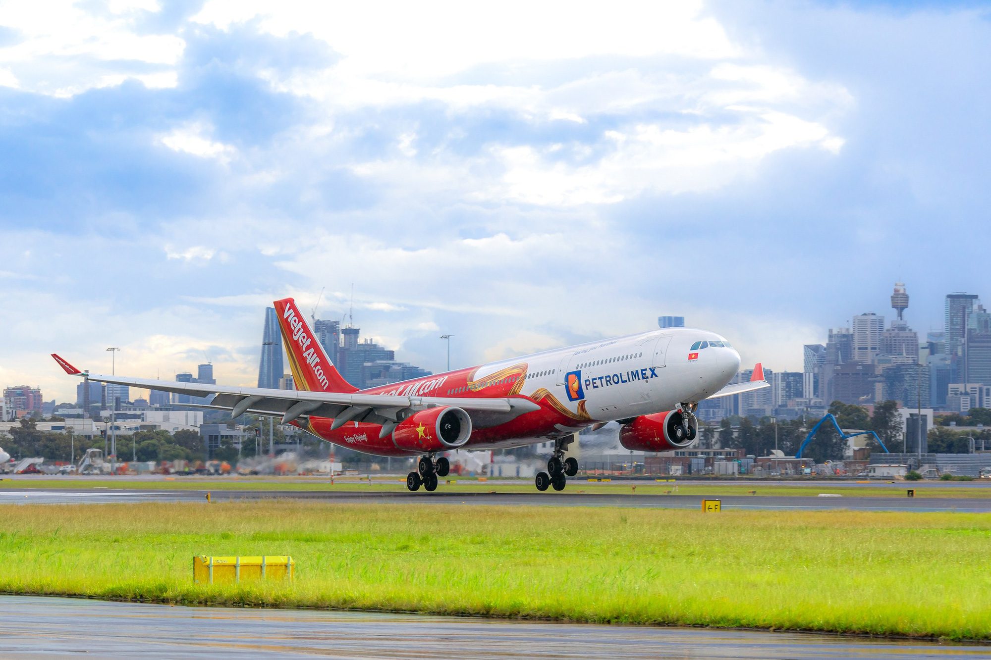 Vietjet hướng đến trở thành hãng hàng không công nghệ và tiêu dùng - Ảnh 3. Vietjet đưa tàu bay thân rộng Airbus A330 vào khai thác các chặng bay đường dài và triển khai hạng vé Skyboss Business với nhiều tiện ích và đặc quyền - Ảnh: QUANG NGUYỄN