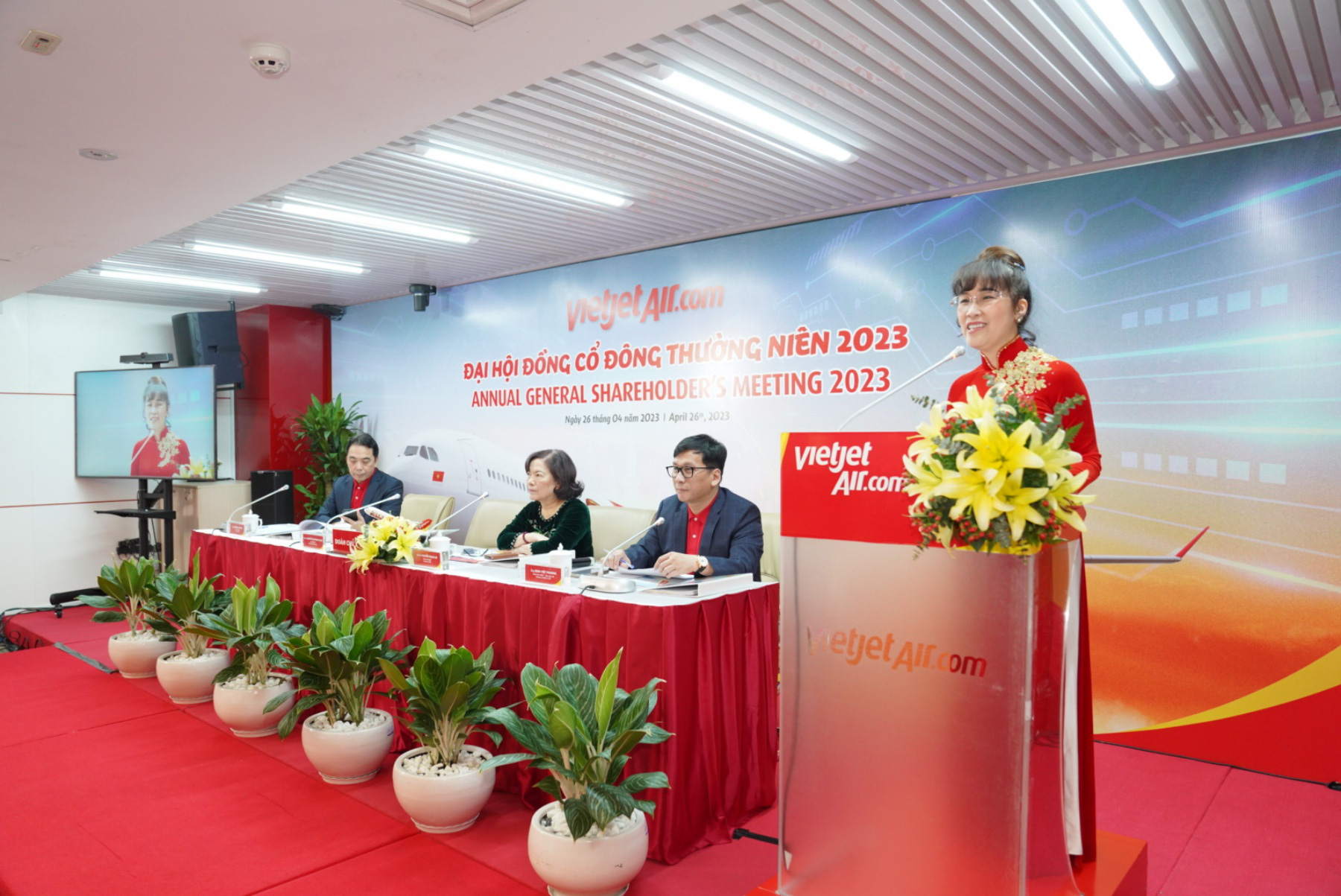 Vietjet hướng đến trở thành hãng hàng không công nghệ và tiêu dùng - Ảnh 1. Đại hội cổ đông Vietjet diễn ra chiều 26-4 - Ảnh: QUANG NGUYỄN
