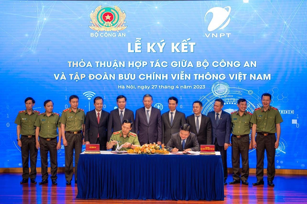 Đại diện Lãnh đạo Bộ Công an và đại diện Tập đoàn VNPT thực hiện ký kết thỏa hợp hợp tác giữa hai bên