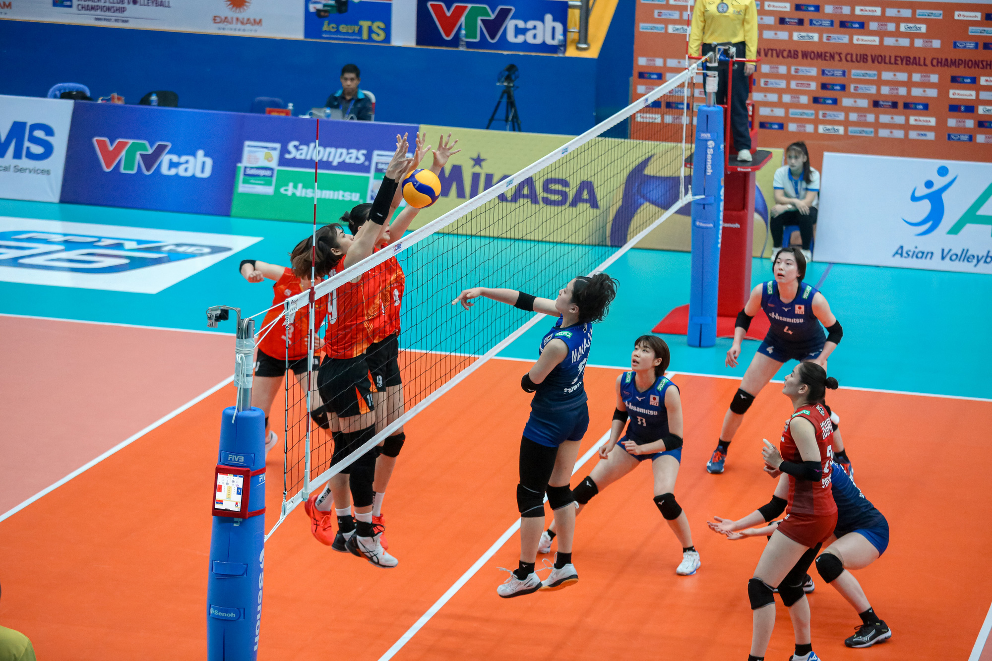 日本を下し、準決勝に進出したベトナムの女子バレーボール - 写真 1. 日本を下し、準決勝に進出したベトナムの女子バレーボール - 写真 1.