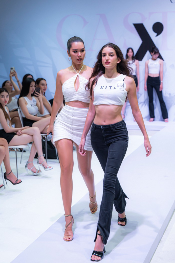 Hà Anh nhiệt tình thị phạm catwalk cho vợ Tây của Bùi Tiến Dũng - Ảnh 3. Hà Anh nhiệt tình thị phạm catwalk cho vợ Tây của Bùi Tiến Dũng - Ảnh 3.