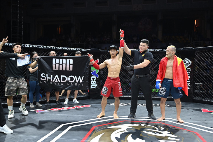 Robson De Oliveira (phải) ngơ ngác khi trọng tài tuyên chiến thắng cho Ngọc Lượng - Ảnh: MMA Việt Nam