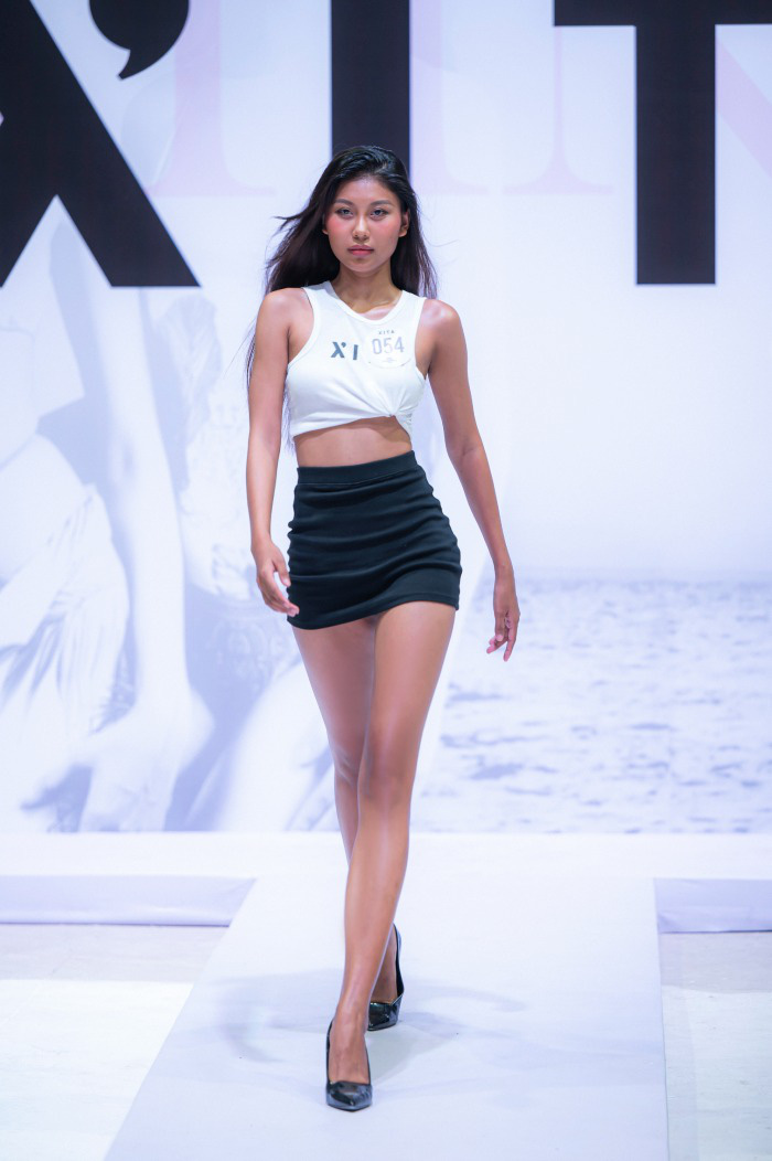 Hà Anh nhiệt tình thị phạm catwalk cho vợ Tây của Bùi Tiến Dũng - Ảnh 4. Hà Anh nhiệt tình thị phạm catwalk cho vợ Tây của Bùi Tiến Dũng - Ảnh 4.