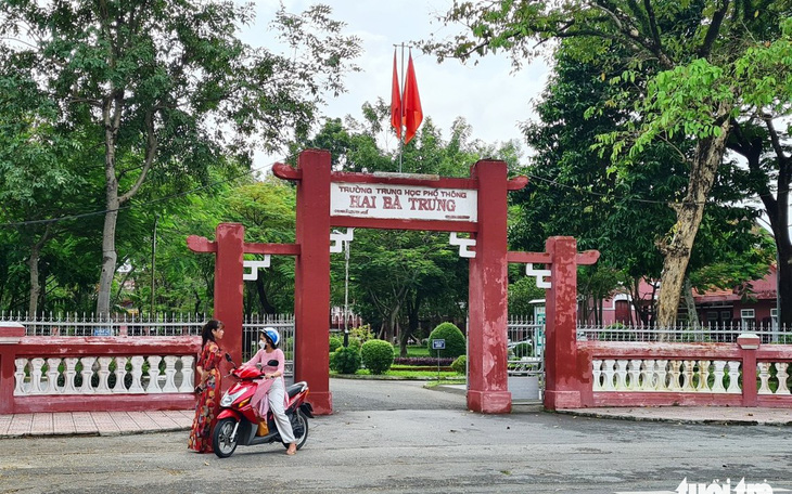 Cô giáo bị "bẻ tay" ở Trường THPT Hai Bà Trưng: chưa kết luận vì đang… nghe ngóng