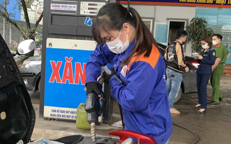 Một doanh nghiệp bán gần 6.000 lít xăng RON95 kém chất lượng- Ảnh 2. Chuyển công an điều tra vụ bán xăng kém chất lượng ở Hà Nội