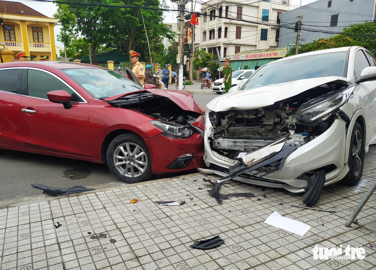 Các phương tiện hư hỏng nặng sau vụ va chạm - Ảnh: LÊ MINH
