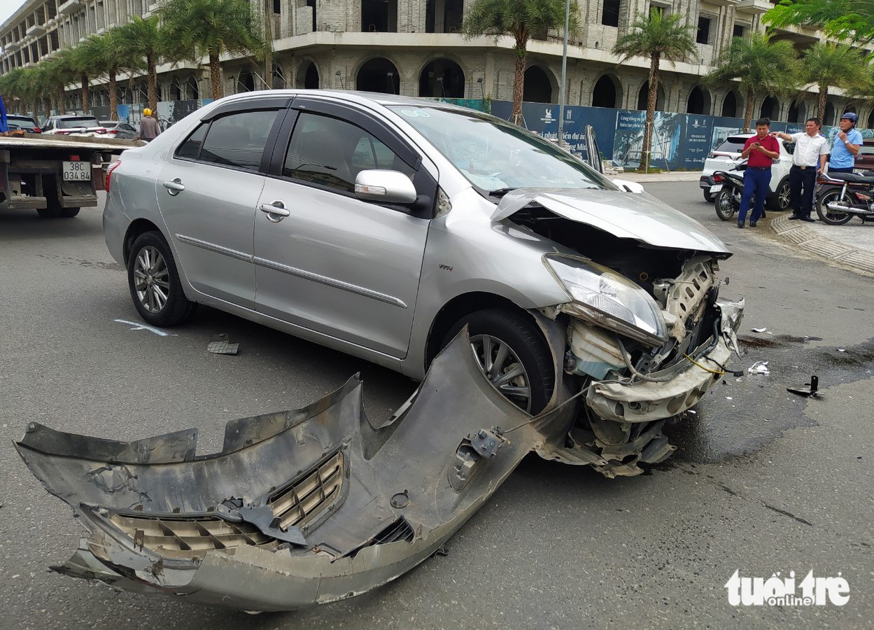Phần đầu chiếc xe Vios bị bung ra ngoài sau vụ va chạm - Ảnh: LÊ MINH