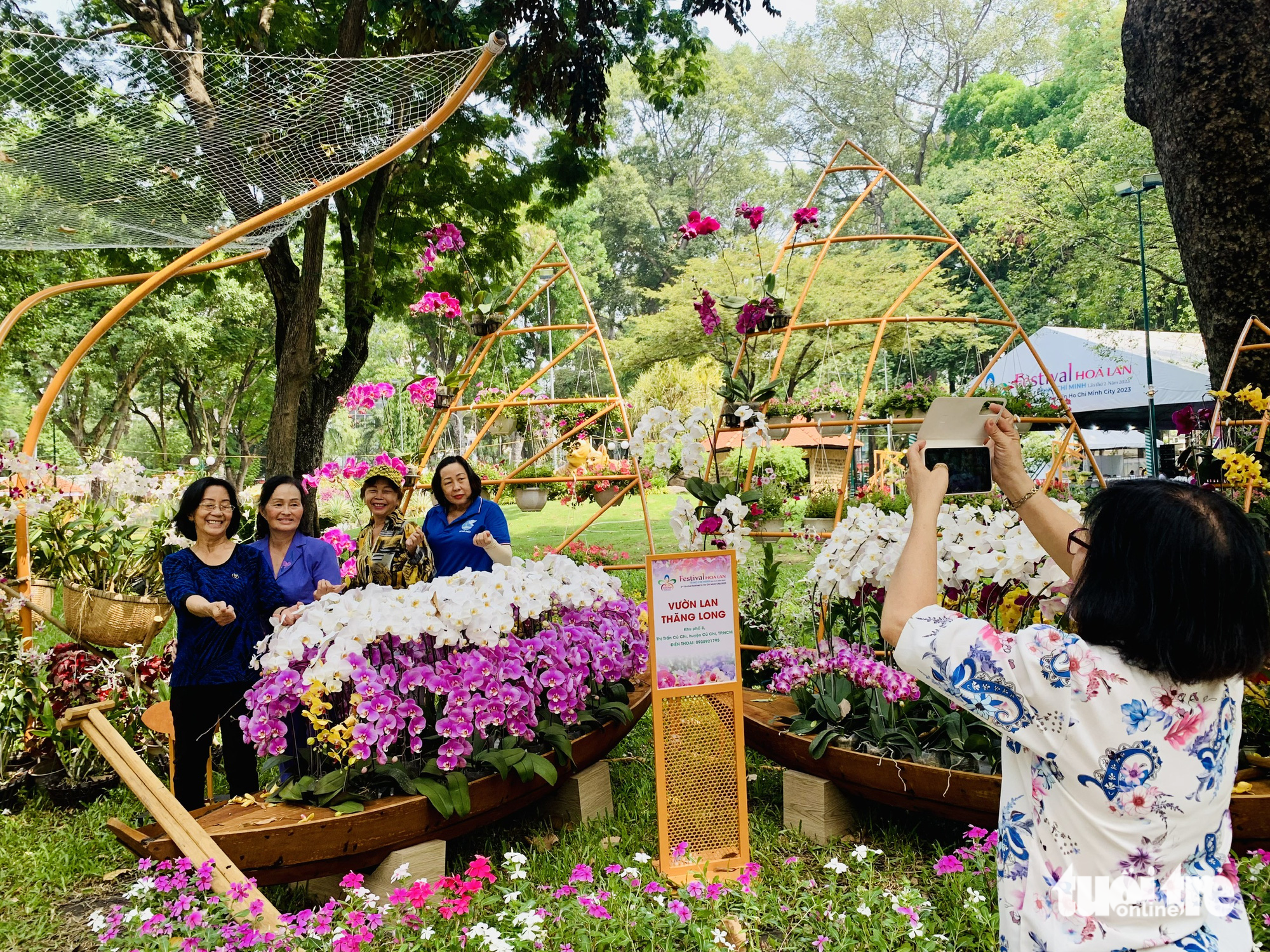 Festival Hoa lan TP.HCM đón người dân đến vui chơi dịp 30-4 - Ảnh 2.
