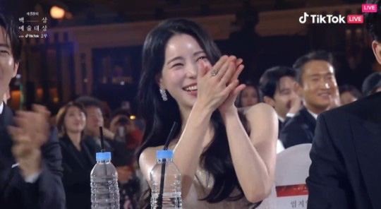 Lần đầu nhận giải Ảnh hậu Baeksang, Song Hye Kyo có lời nhắn gây sốt - Ảnh 3. Lần đầu nhận giải Ảnh hậu Baeksang, Song Hye Kyo có lời nhắn gây sốt - Ảnh 3.
