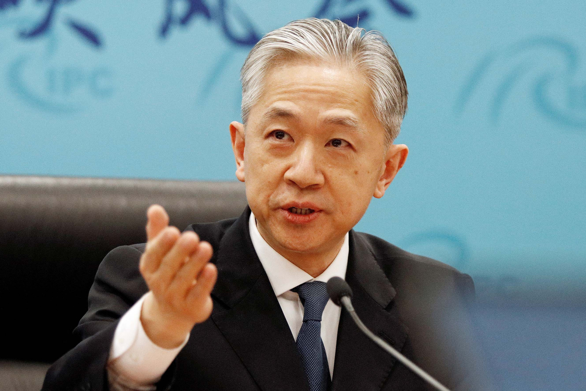中国外務省の王文彬報道官は、4月26日に北京で開かれた記者会見で記者団に質問をするよう呼びかけた。