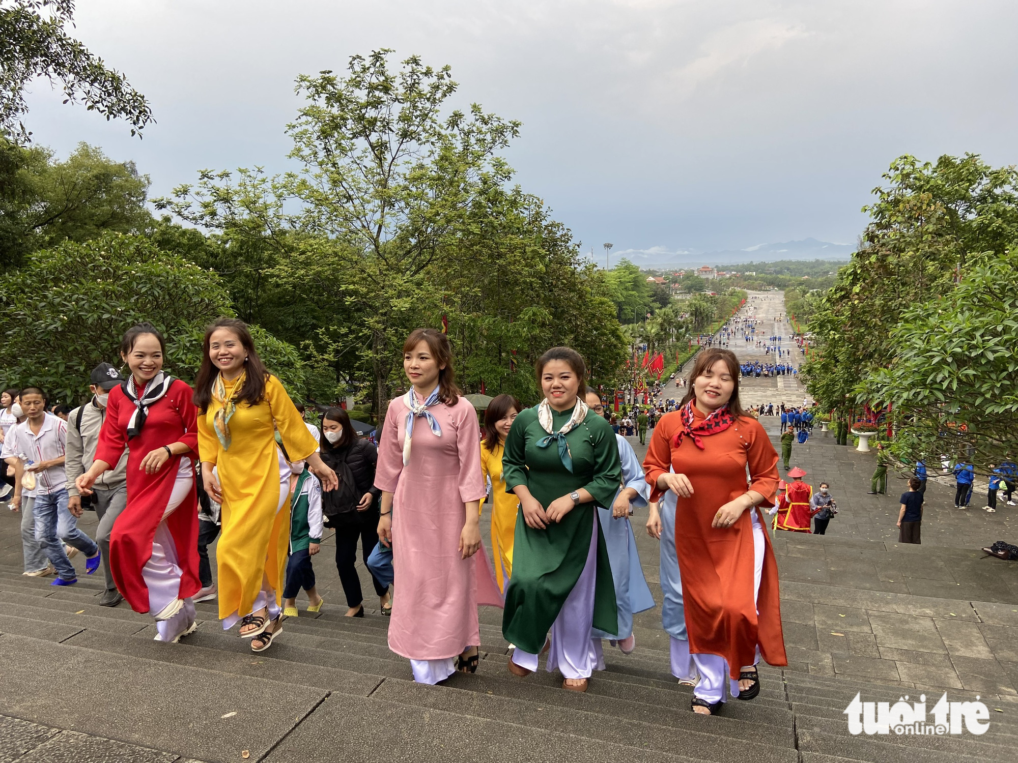 Nhóm phụ nữ thân thiết từ thành phố Thái Nguyên mặc áo dài duyên dáng đi lễ Đền Hùng