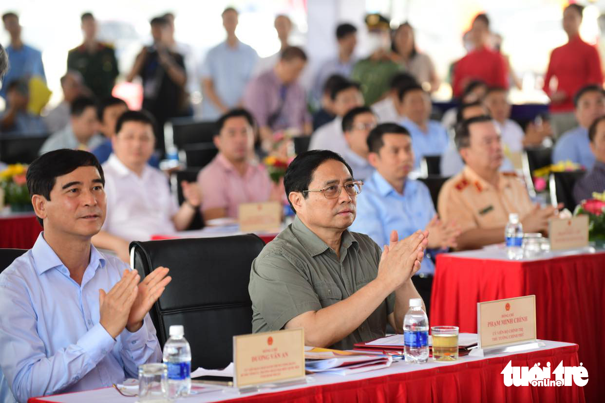 Thủ tướng Phạm Minh Chính cùng các lãnh đạo đến dự lễ khánh thành cao tốc - Ảnh: QUANG ĐỊNH