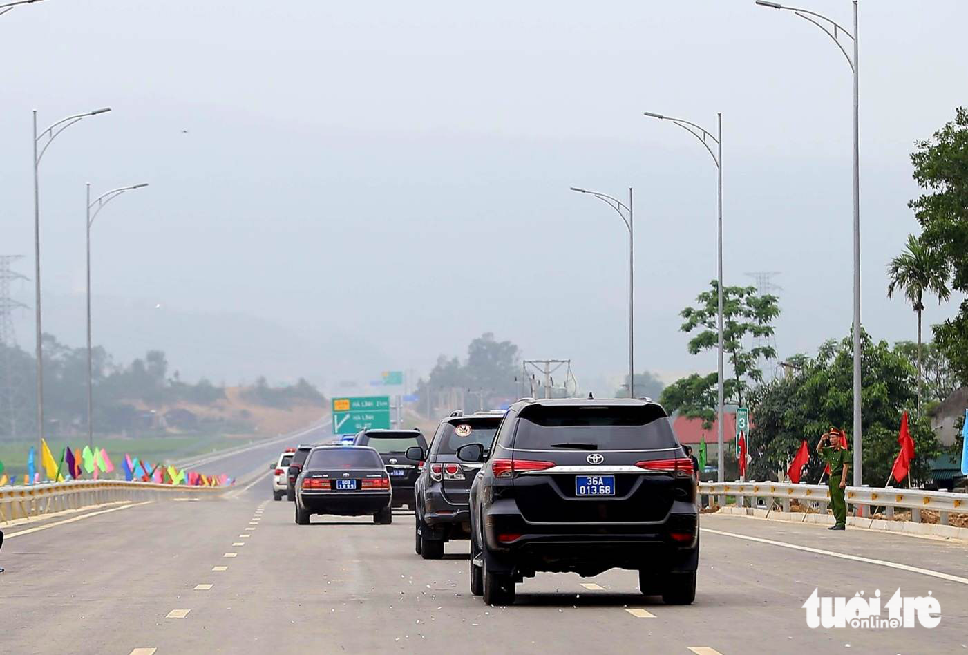 Những chiếc xe đầu tiên chuyển bánh trên tuyến Mai Sơn - quốc lộ 45 tại điểm cầu Thanh Hóa -  Ảnh: HẢI ĐĂNG