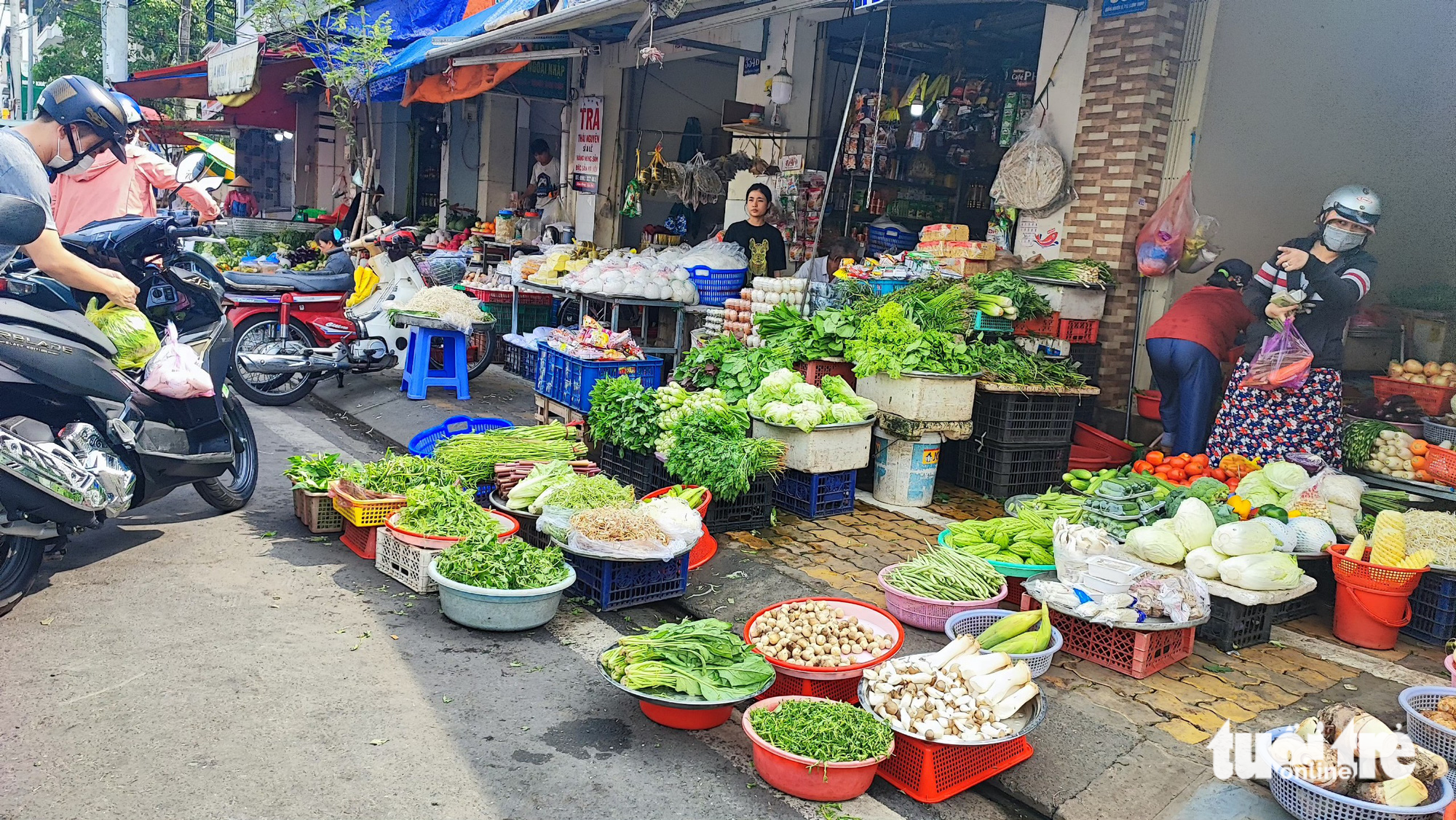Sáng 29-4, hàng hoá tại một chợ lẻ trên đường Nguyễn Xí (Q.Bình Thành) khá dồi dào nhưng không có quá đông khách mua 