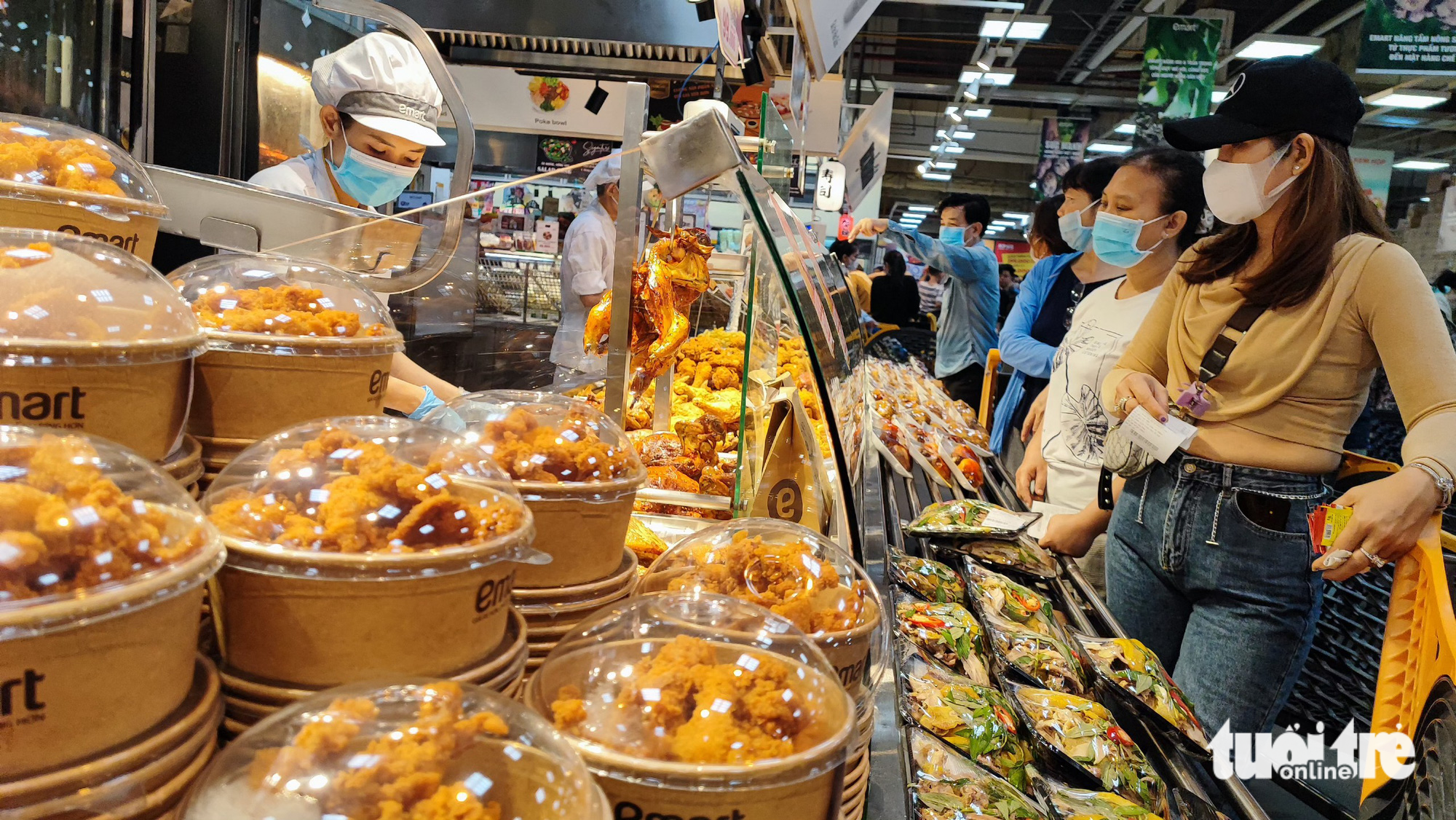 Thực phẩm chế biến được bày bán khá nhiều tại các siêu thị và thu hút nhiều khách hàng lựa mua trong ngày đầu đợt nghỉ lễ 