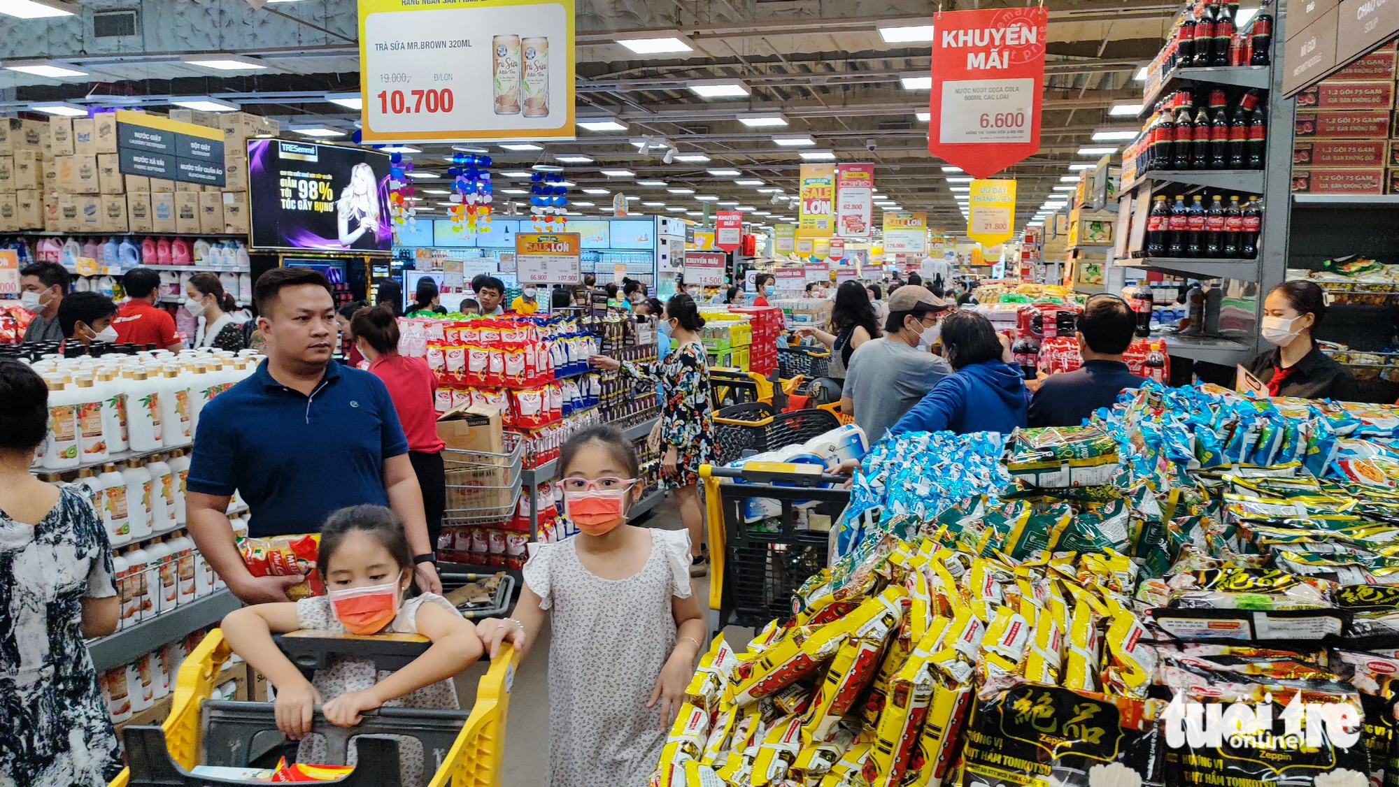 Trong sáng 29-4, lượng khách đến các siêu thị đã tăng so với ngày thường nhưng không quá đông đúc