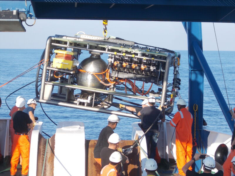 Phòng thí nghiệm sâu 2.500m dưới nước