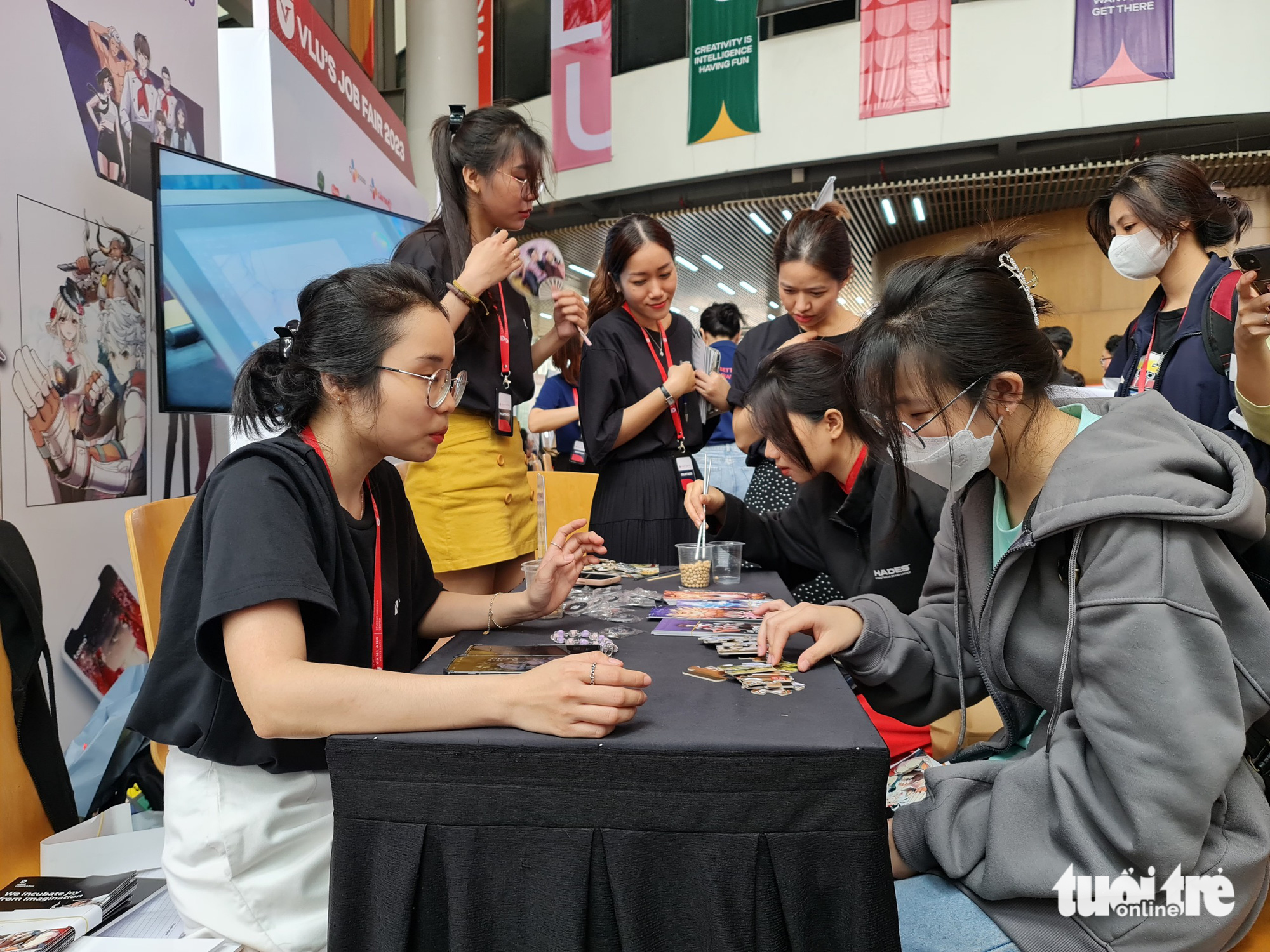 Sinh viên Trường đại học Văn Lang tham gia thử thách tại các bàn tuyển dụng lao động trong ngày hội việc làm VLU's Job Fair 2023 - Ảnh: CÔNG TRIỆU