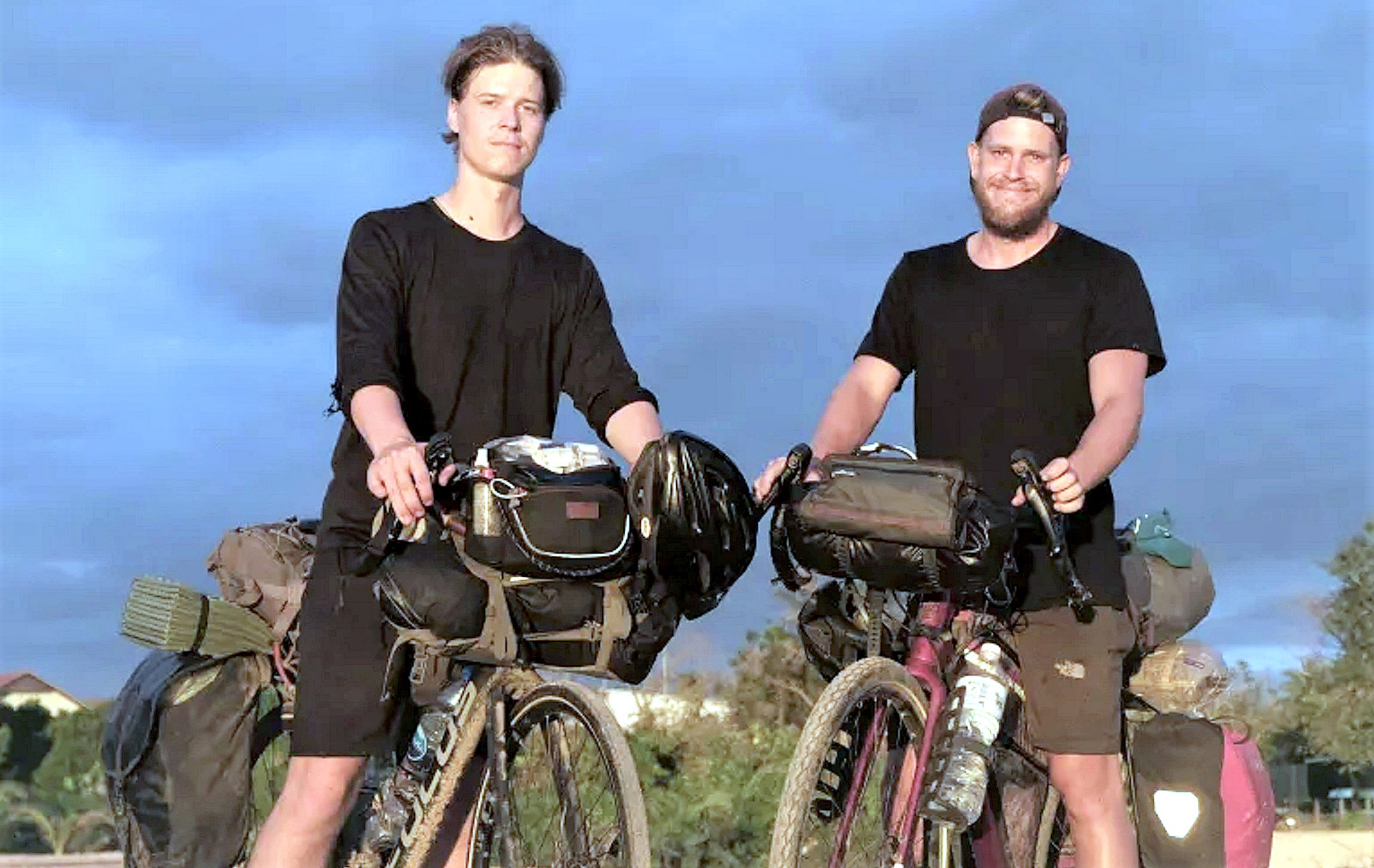 Valtteri Heinila (phải) và bạn đồng hành khi đạp xe tới Thái Lan - Ảnh: V.H.