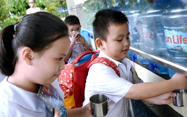 Trời nắng nóng, nên uống nước mỗi ngày bao nhiêu?