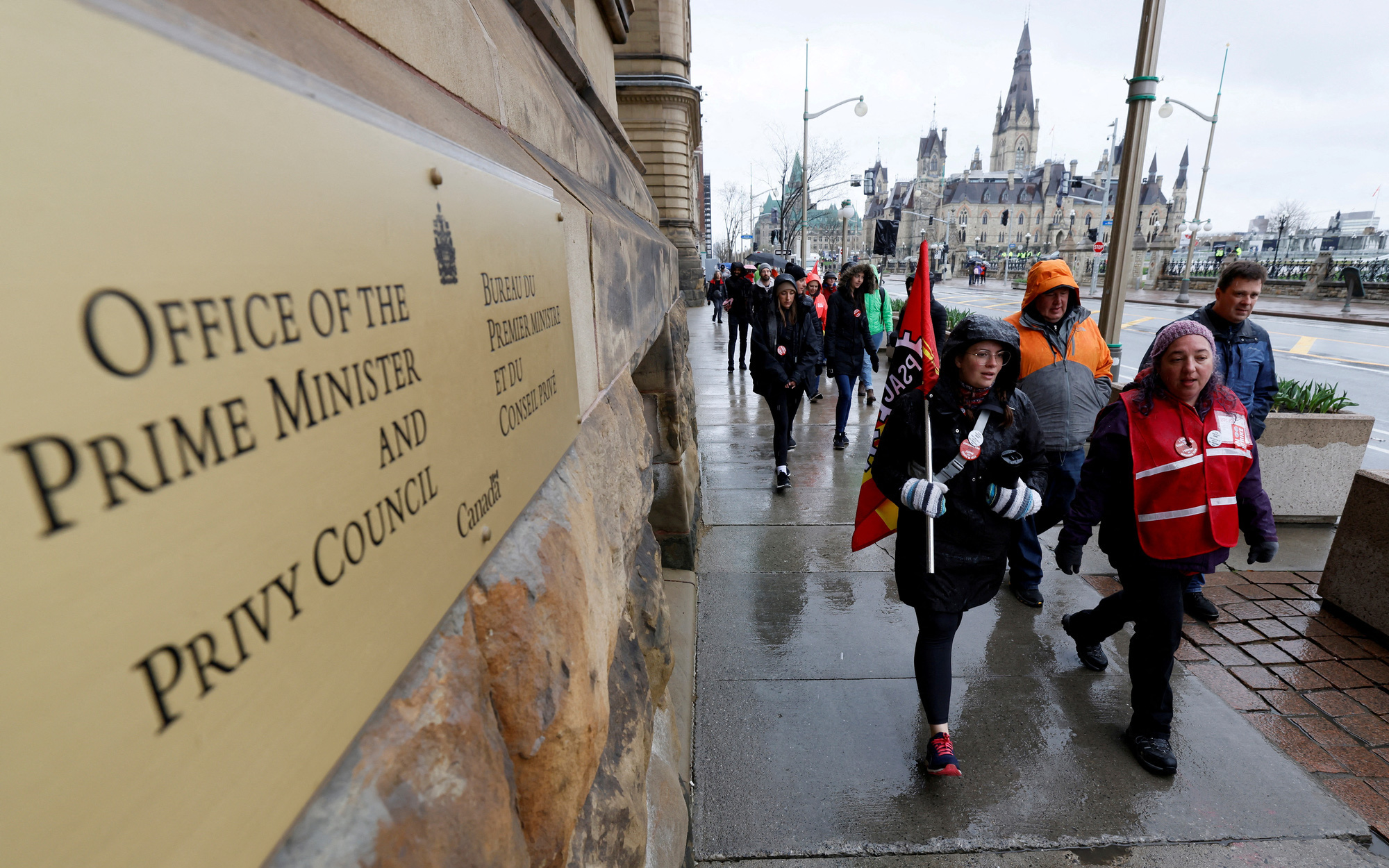 Công chức Canada đình công, hàng ngàn người nhập cư mắc kẹt