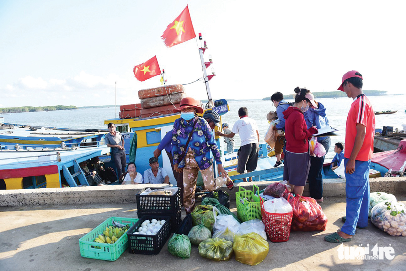 Bến tàu là nơi kết nối các nhu cầu sống của Thạnh An với đất liền, chuyển giao hàng hóa, lại chuyển giao cả những bệnh nhân cần "giờ vàng" cấp cứu - Ảnh: DUYÊN PHAN