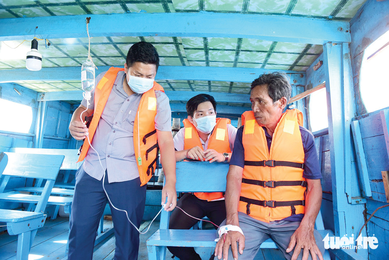 Bến tàu là nơi kết nối các nhu cầu sống của Thạnh An với đất liền, chuyển giao hàng hóa, lại chuyển giao cả những bệnh nhân cần "giờ vàng" cấp cứu - Ảnh: DUYÊN PHAN