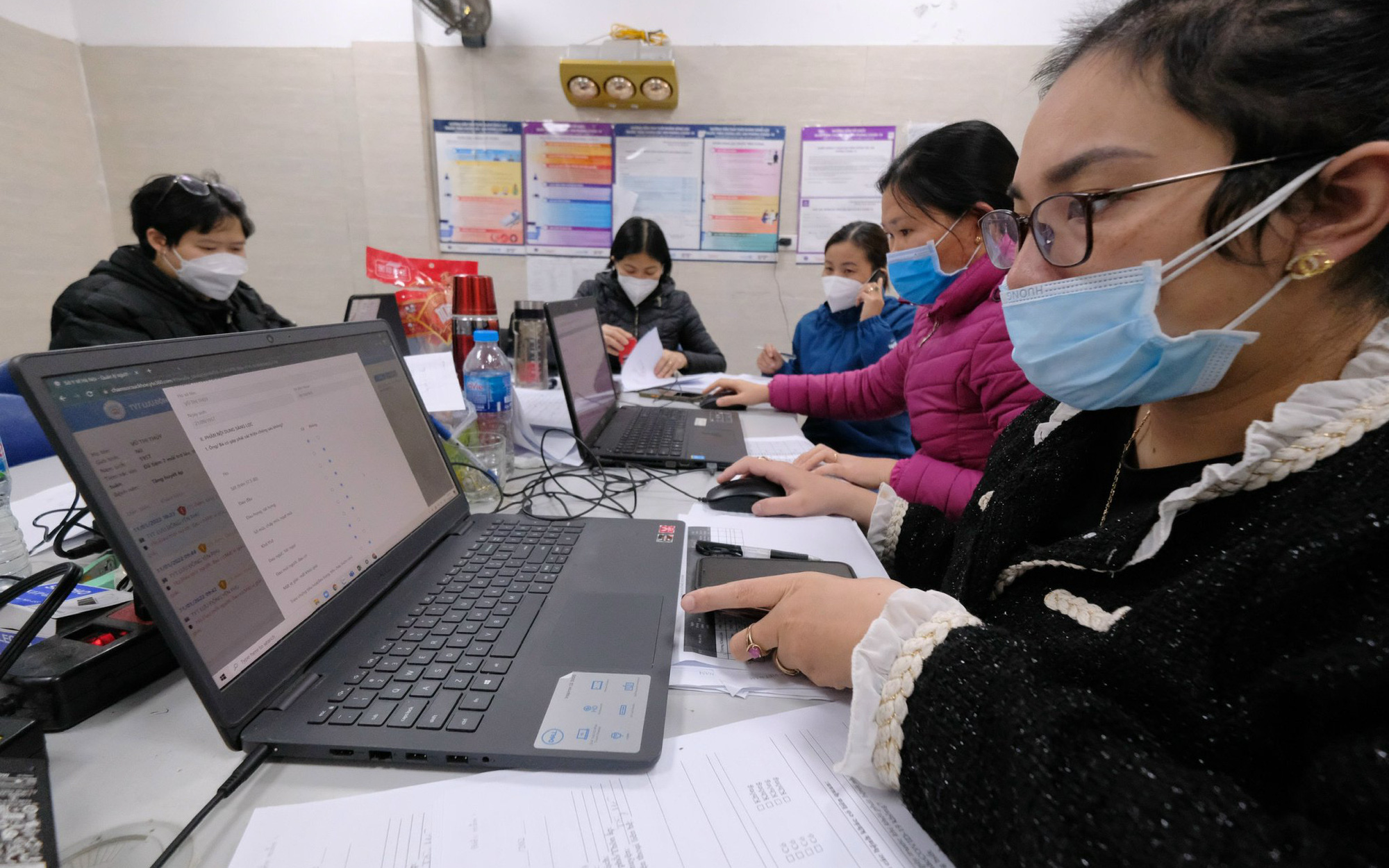 TP.HCM thiếu trầm trọng nhân lực và cơ sở hạ tầng y tế, giáo dục- Ảnh 2. Thiếu 24.000 nhân lực y tế dự phòng, tại sao?