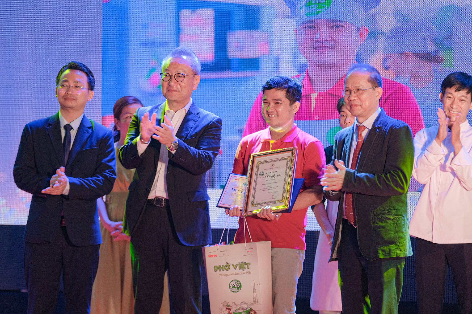 Ông Kaneda Hiroki trao giải thưởng - Ảnh: Nam Trần