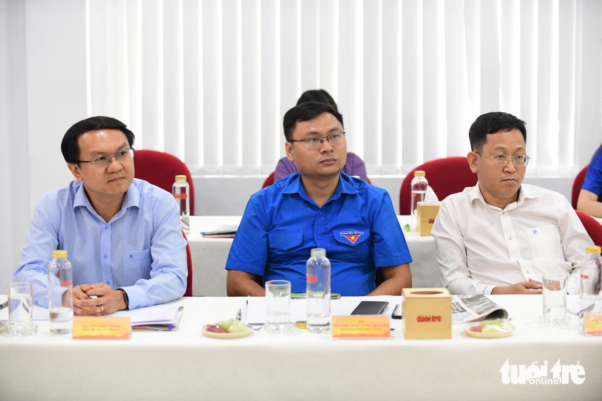 Từ trái qua: ông Lâm Đình Thắng - giám đốc Sở Thông tin và Truyền thông TP.HCM; anh Trương Minh Tước Nguyên - phó bí thư Thành đoàn TP.HCM; ông Trần Quốc Trung - phó trưởng Ban Nội chính Thành ủy TP.HCM - Ảnh: QUANG ĐỊNH Từ trái qua: ông Lâm Đình Thắng - giám đốc Sở Thông tin và Truyền thông TP.HCM; anh Trương Minh Tước Nguyên - phó bí thư Thành đoàn TP.HCM; ông Trần Quốc Trung - phó trưởng Ban Nội chính Thành ủy TP.HCM - Ảnh: QUANG ĐỊNH