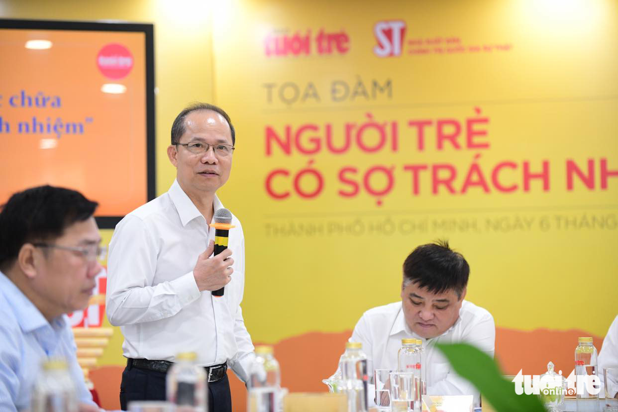Nhà báo Lê Xuân Trung - phó tổng biên tập báo Tuổi Trẻ - chia sẻ những suy nghĩ và những giải pháp chữa trị căn bệnh “sợ trách nhiệm” với các bạn trẻ hiện nay - Ảnh: QUANG ĐỊNH Nhà báo Lê Xuân Trung - phó tổng biên tập báo Tuổi Trẻ - chia sẻ những suy nghĩ và những giải pháp chữa trị căn bệnh “sợ trách nhiệm” hiện nay - Ảnh: QUANG ĐỊNH