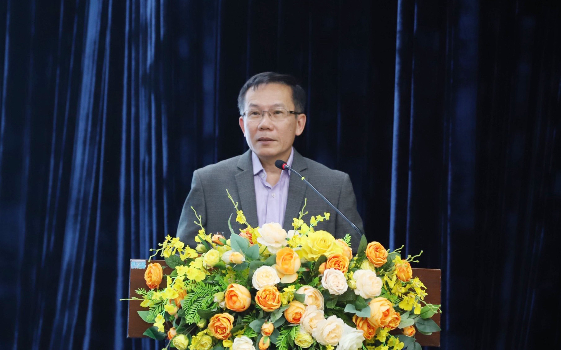 Cháy hàng trăm quầy hàng người Việt tại trung tâm thương mại lớn ở Ba Lan- Ảnh 2. Tổng thống Ba Lan tặng Huân chương Công trạng cho giáo sư người Việt