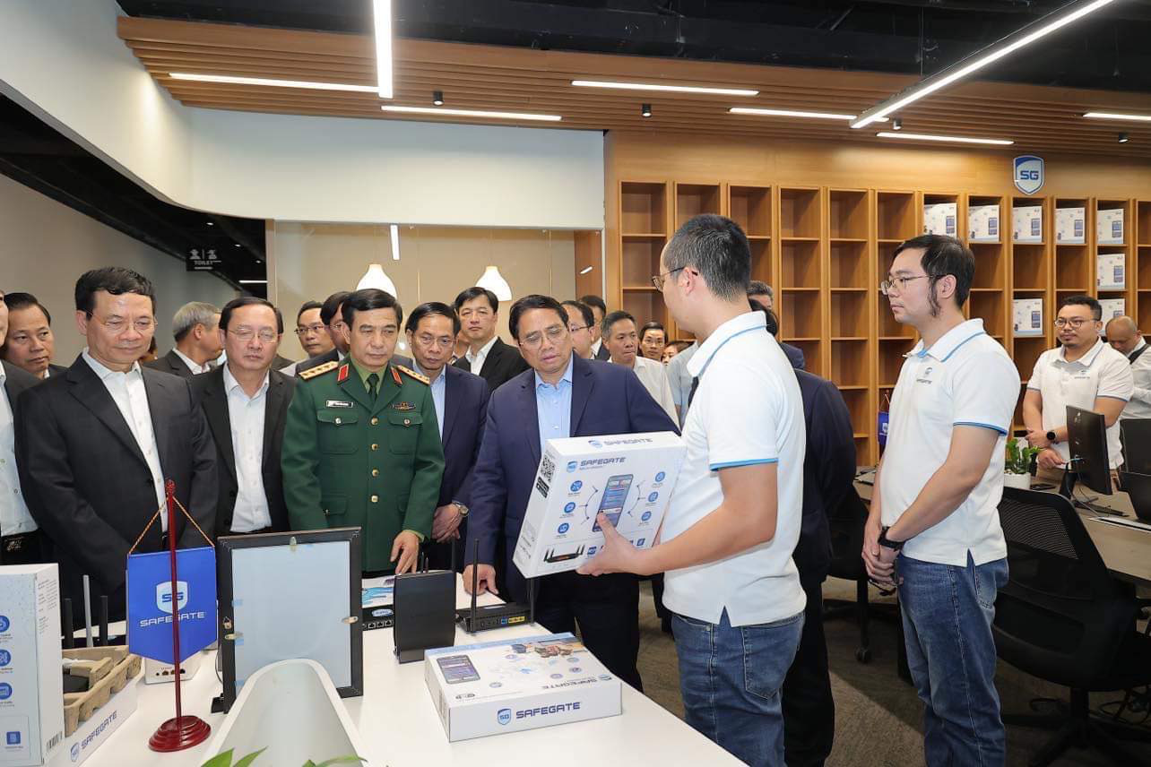 Bộ trưởng Nguyễn Mạnh Hùng: An toàn trên Internet giá 4.000 đồng, tại sao không dùng? - Ảnh 1.