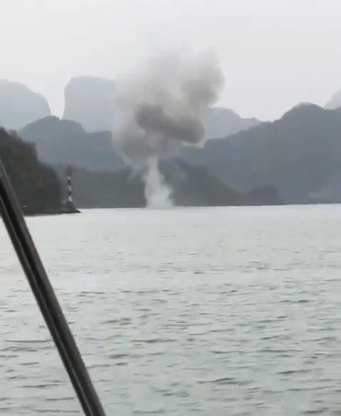 Cột khói bốc lên sau khi chiếc trực thăng rơi xuống biển - Ảnh: Cắt từ video VŨ VĂN TRƯỜNG Cột khói bốc lên sau khi chiếc trực thăng rơi xuống biển - Ảnh: Cắt từ video VŨ VĂN TRƯỜNG