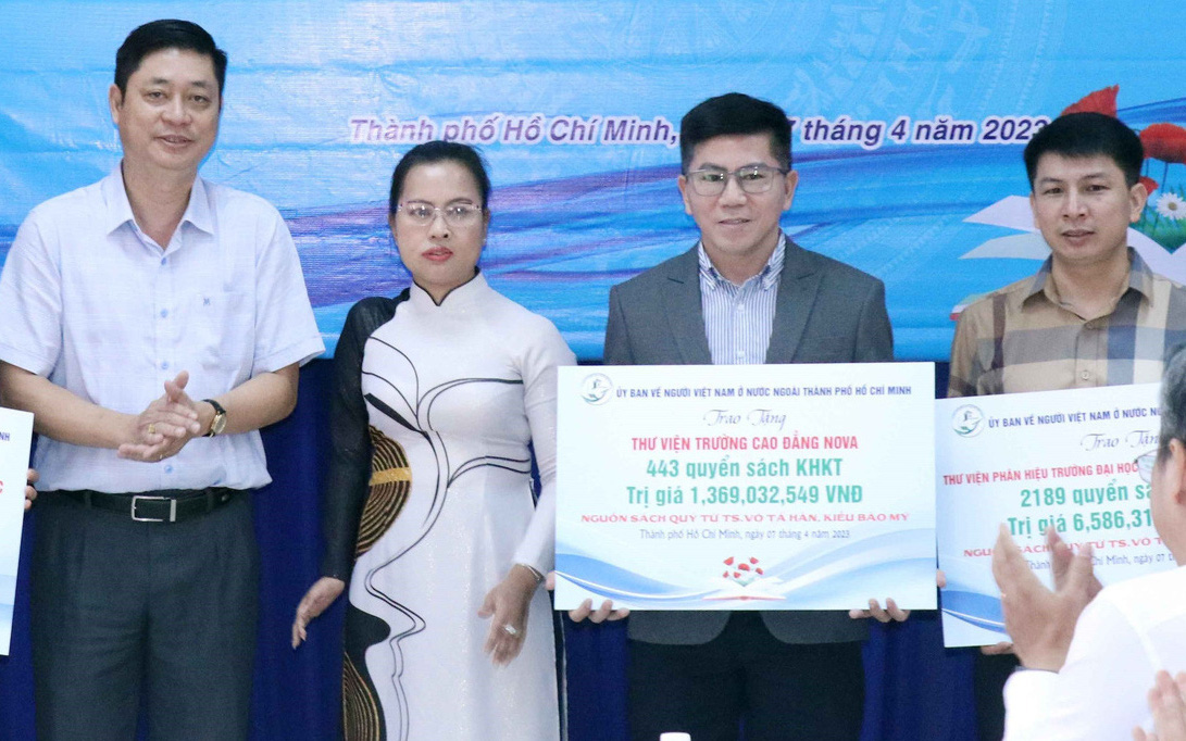 Tiến sĩ Võ Tá Hân tặng sách trị giá hơn 33 tỉ đồng cho các thư viện, trường đại học