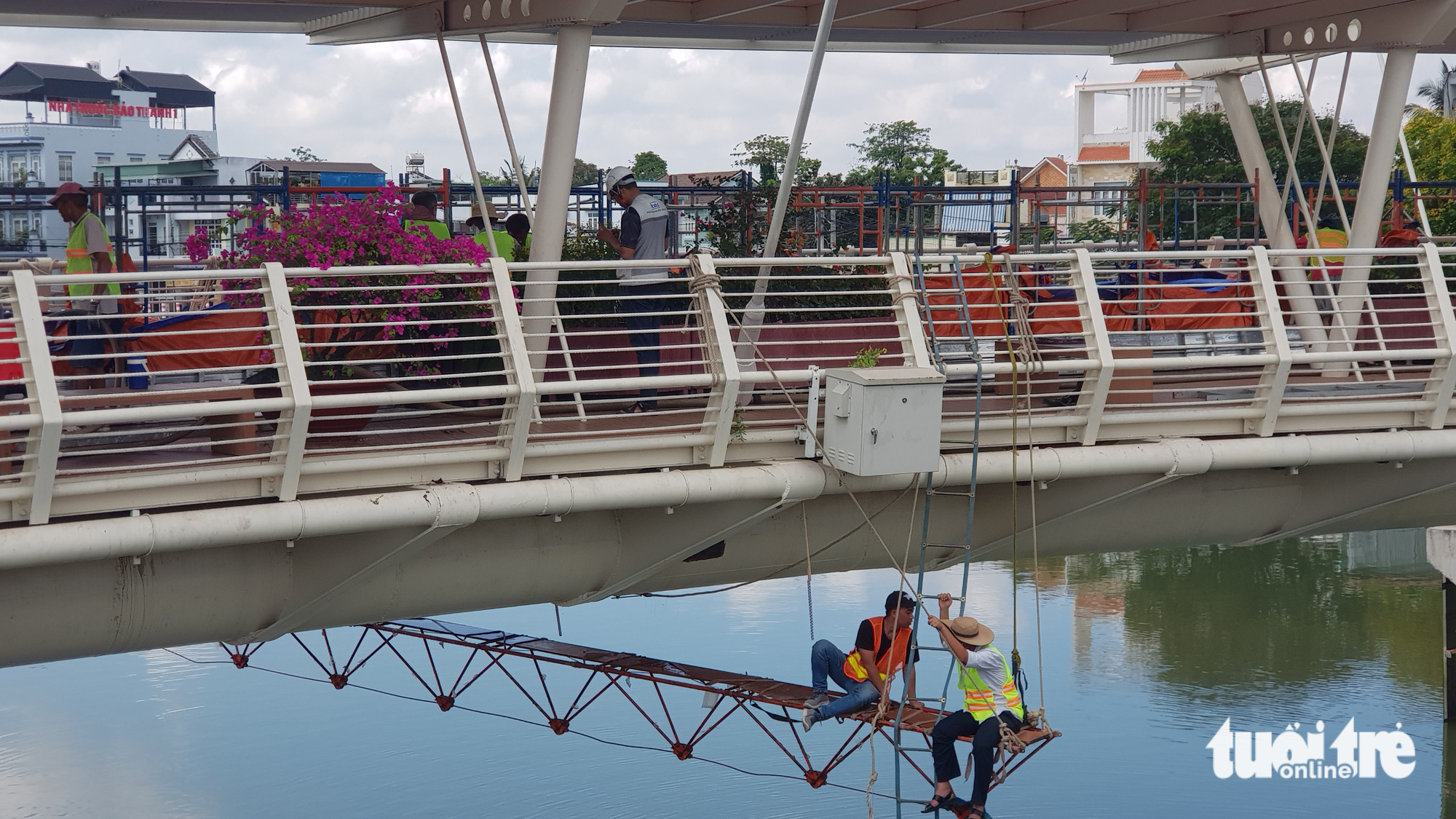Các kỹ sư đang đo thông số kỹ thuật phía dưới cầu bộ hành Nguyễn Thái Học - Ảnh: BỬU ĐẤU