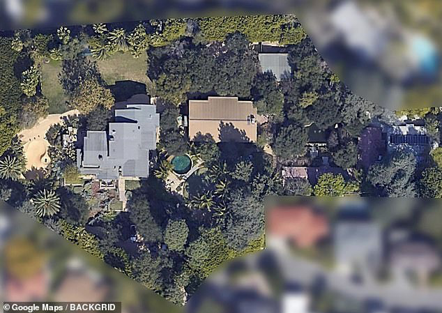 Brad Pitt generously let his neighbors live for free for more than 20 years in a $39 million house - Photo 1.