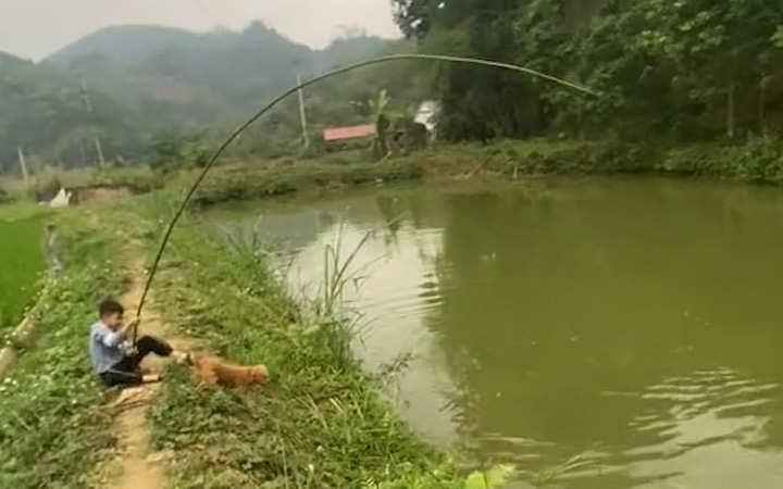 Cần thủ nhí đánh vật với