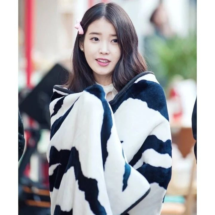 IU vượt Song Hye Kyo nhận cát sê phim cao nhất gây tranh cãi - Ảnh 3. IU vượt Song Hye Kyo nhận cát sê phim cao nhất gây tranh cãi - Ảnh 3.
