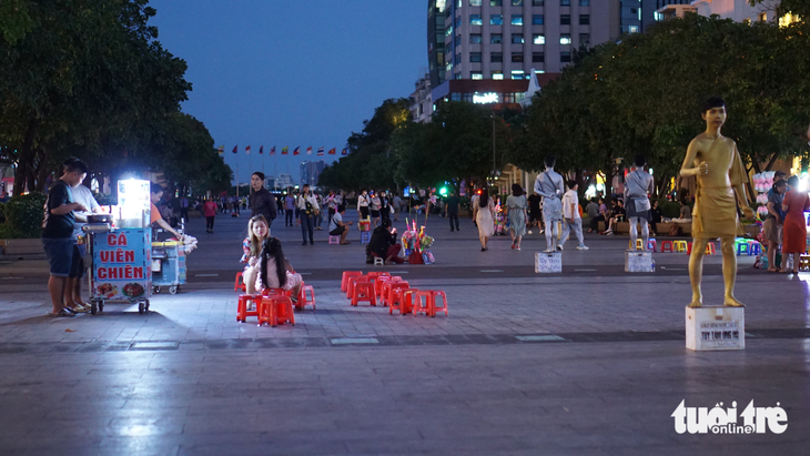 Chiều 5-4, các xe hàng rong đã bày ghế ngay giữa lối đi của du khách - Ảnh: TRẦN MẶC