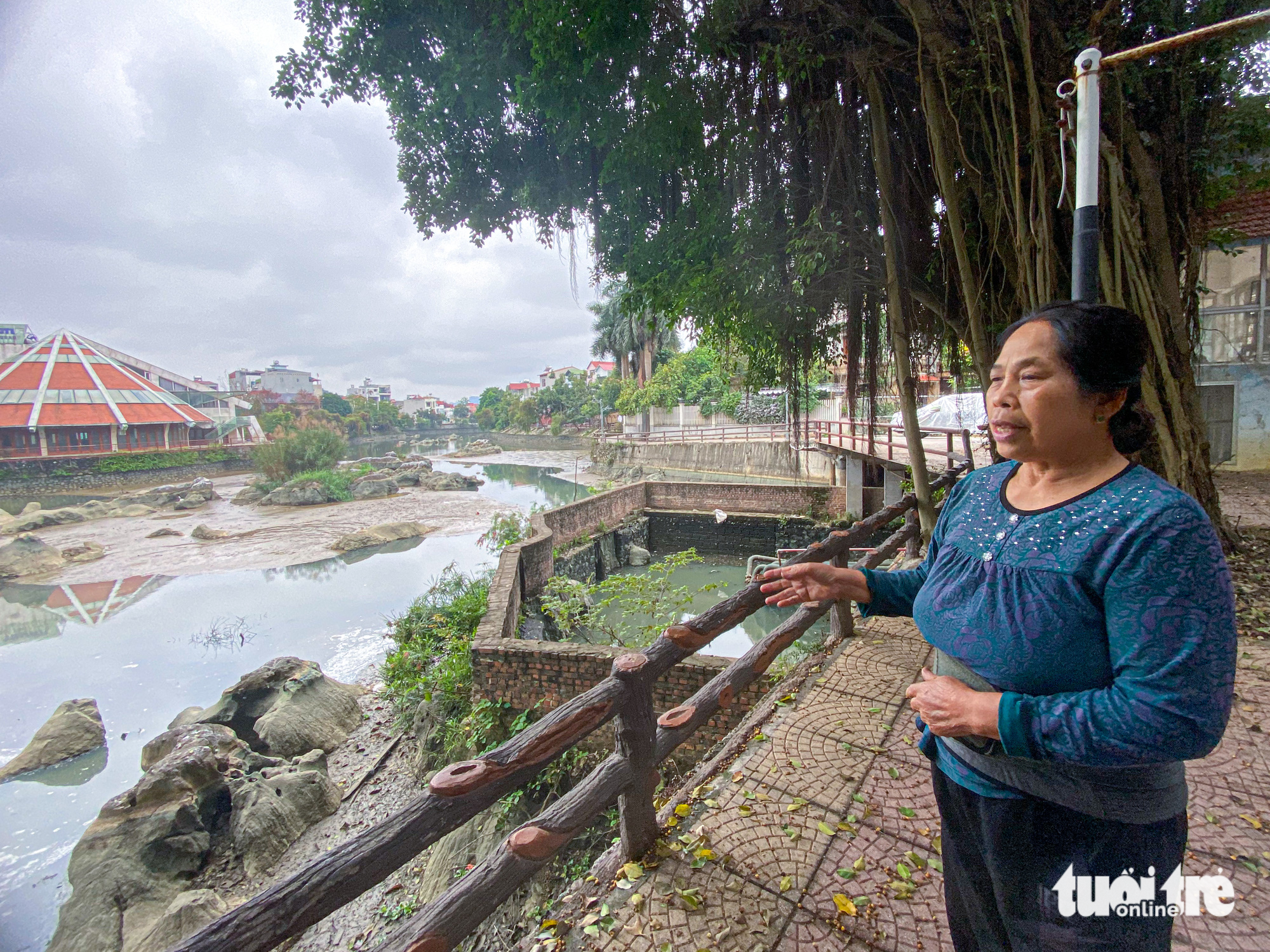 Sống gần 15 năm ở hồ Phú Lộc IV, bà Vũ Thị Sa (phố Đặng Văn Ngữ, TP Lạng Sơn) bày tỏ: "Người dân nhiều lần kiến nghị địa phương nạo vét nhưng chỉ được một thời gian. Có ngày tôi quét được cả nắm muỗi. Năm nay nước xuống thấp, không có muỗi nhưng mùi bốc lên rất khó chịu" - Ảnh: HÀ QUÂN