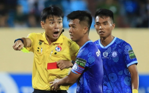 Từng bị "treo còi vĩnh viễn", vì sao ông Trương Hồng Vũ trở lại V-League?