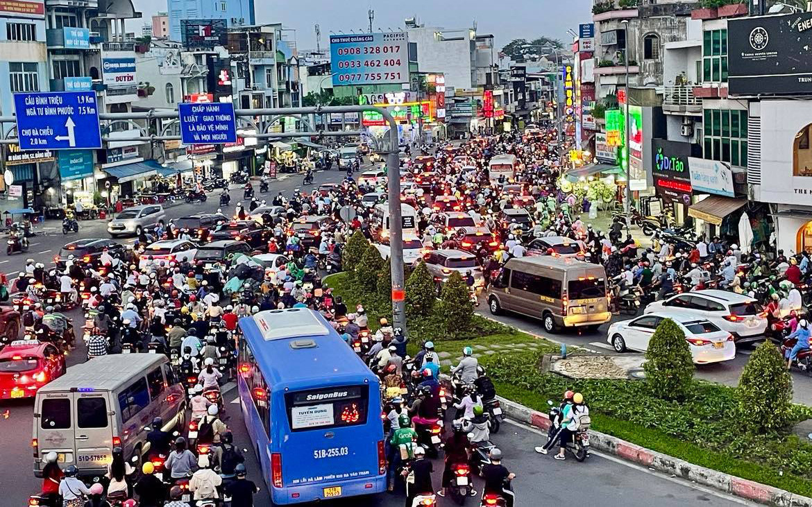 TP.HCM lắp dải phân cách di động ở ngã tư Hàng Xanh