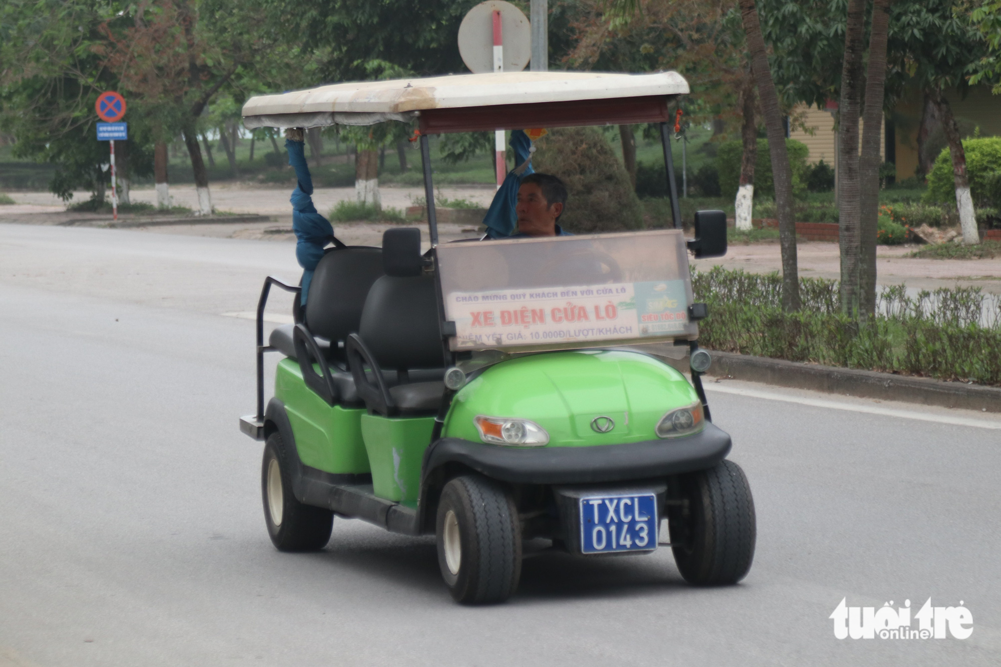 Xe điện chạy trên đường phố ở thị xã Cửa Lò chưa được đăng kiểm