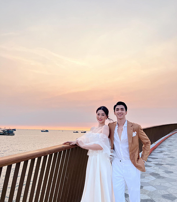 Ảnh vui sao Việt 9-4: Lọ Lem nhà Quyền Linh 'đốn tim' với vẻ đẹp trong veo - Ảnh 3. Diễn viên Bình An đăng ảnh bên bà xã Phương Nga với giọng hài hước: "Hoàng hôn đẹp nhất cuối chiều. Còn em đẹp nhất khi liều với anh".